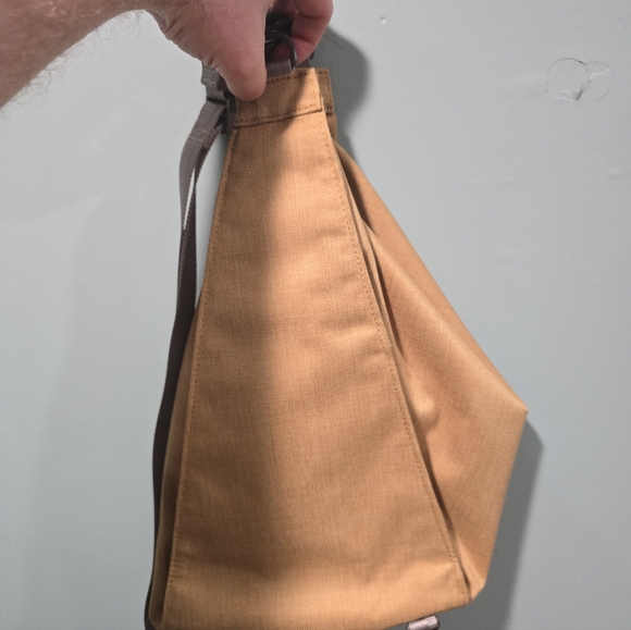 Haiku Crescent Convertible Sling 2.0 bag in honeycomb - Picture 2 of 5